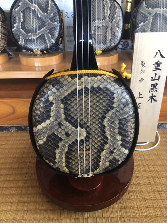 沖縄三線貴重八重山黒木与那城型 ユナ– 上質本皮張り期間限定 2021年 最高級のスーパー 沖縄三線 八重山黒木 弦楽器