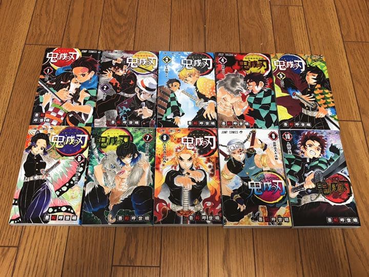 鬼滅の刃全巻(特装版含む)+4冊(小説・ファンブック)+グッズ 鬼滅の刃全巻(特装版含む)+4冊(小説・ファンブック)+グッズ