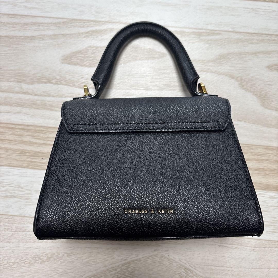 驚きの価格が実現！ CHARLES & KEITH ブラックハンドバッグ - メルカリ バッグ