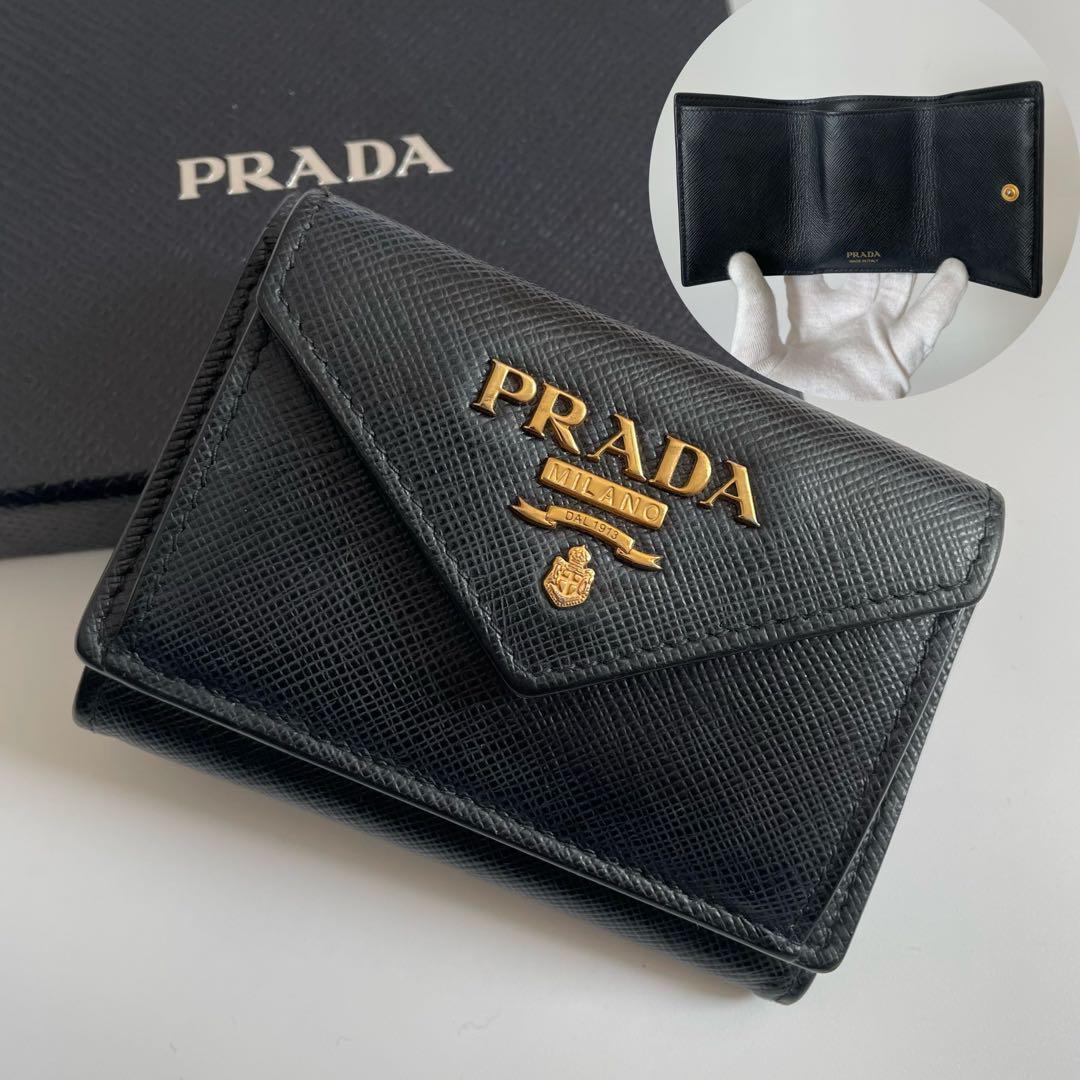 最新な 美品 プラダ 黒 PRADA ブラック プレート 三角