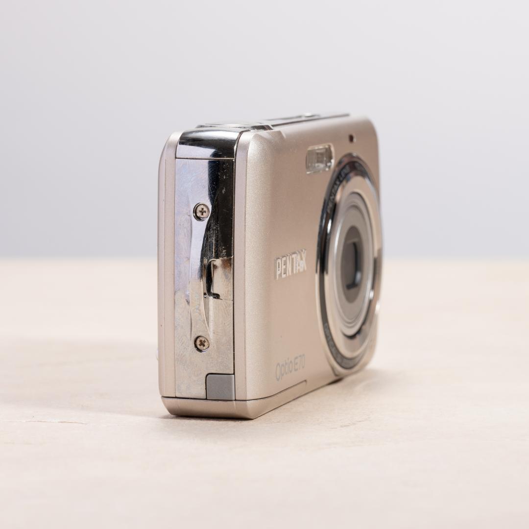 単3電池で動く平成レトロなコンデジ】PENTAX optio E70 - メルカリ