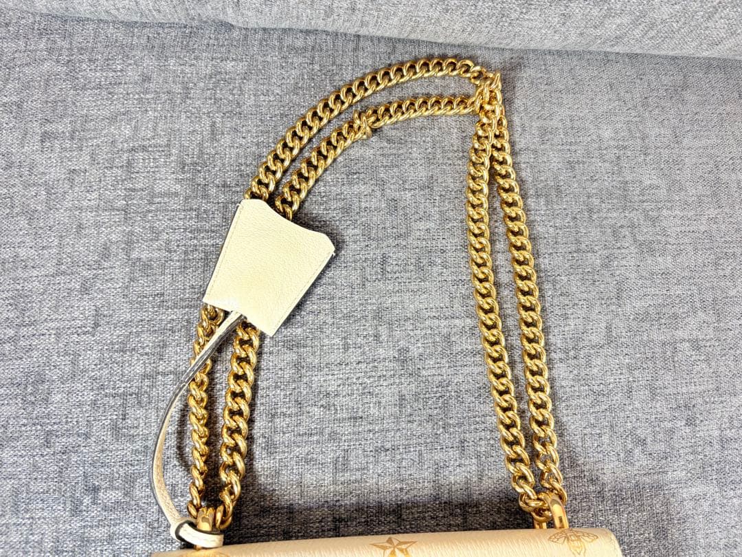 週末セール‼️GUCCI ホワイトレザー ショルダーバッグ 週末セール‼️GUCCI ホワイトレザー ショルダーバッグ