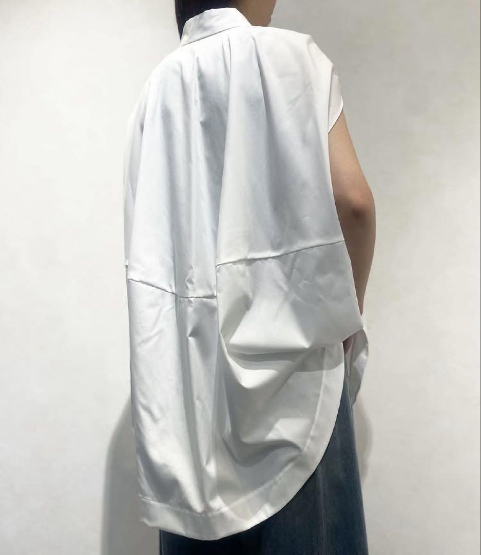 ENFOLD CIRCLE SLEEVELESS-SHIRT WHITE