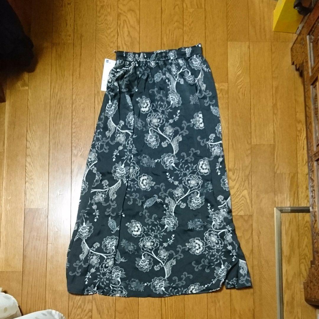メルカリ Gu ジーユー 花柄 サテン フラワー フレア ロングスカート ブラック ジーユー 600 中古や未使用のフリマ