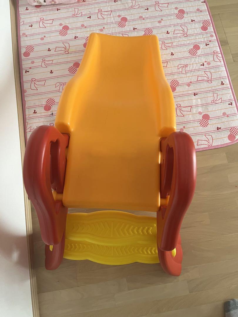 子供用滑り台 赤とオレンジ