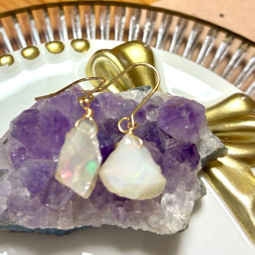 プレシャスオパール原石カチ割りピアスクリーム色