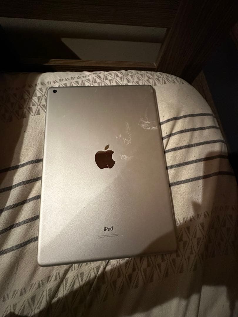 Apple iPad シルバー 本体 充電器付き