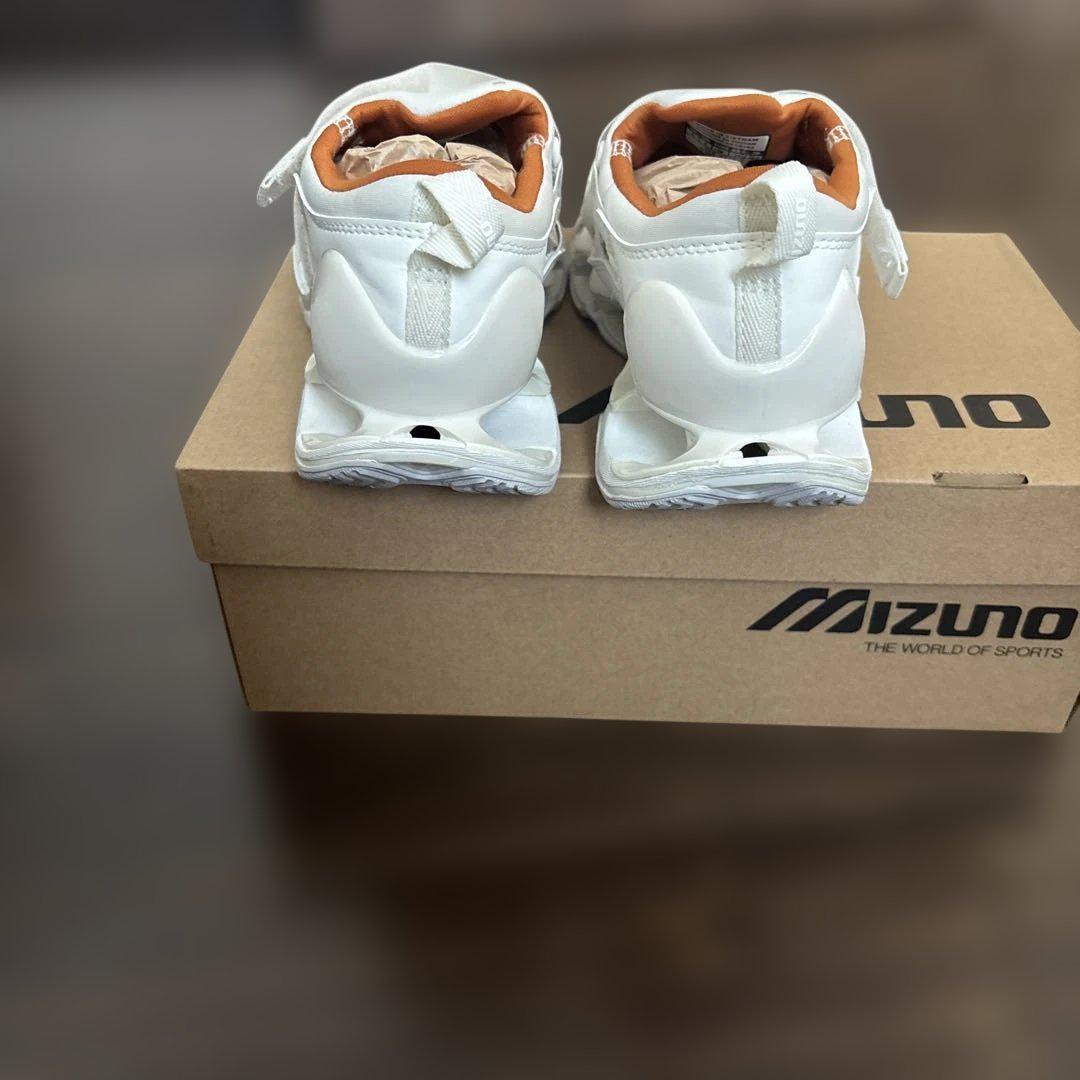 Mizuno ホワイト スニーカー ストラップ付き