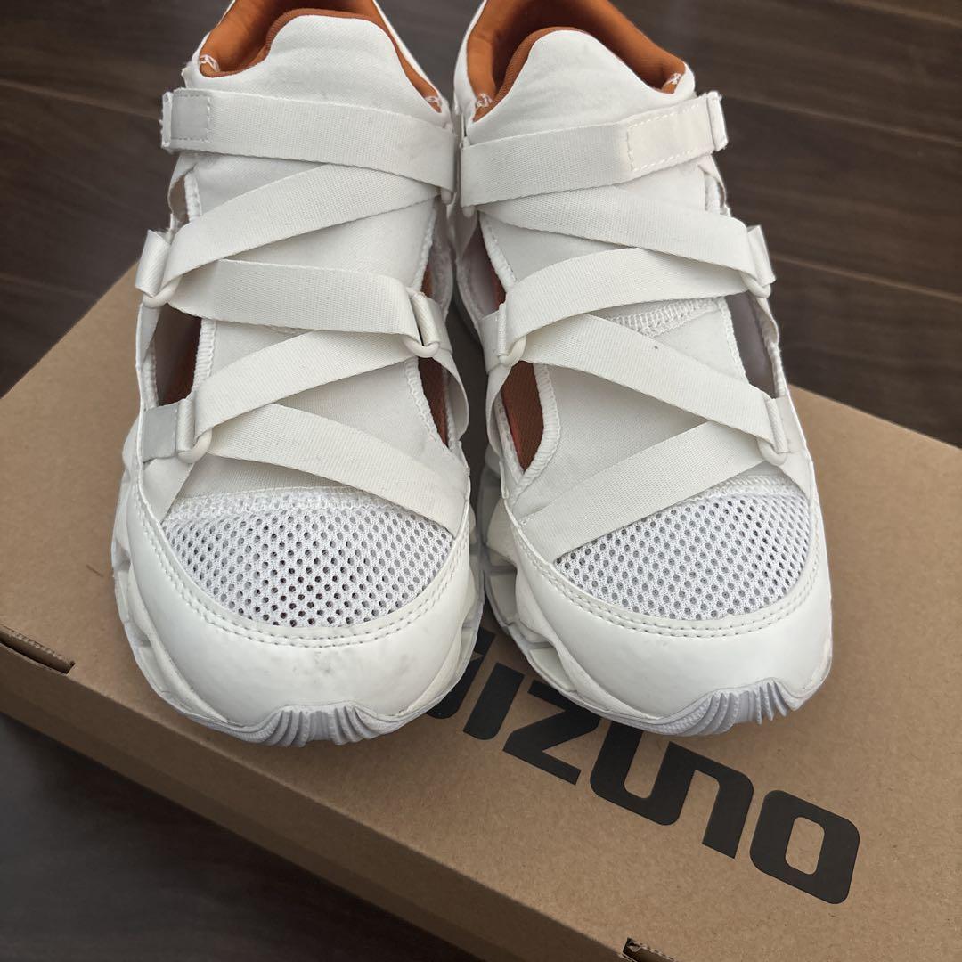 Mizuno ホワイト スニーカー ストラップ付き
