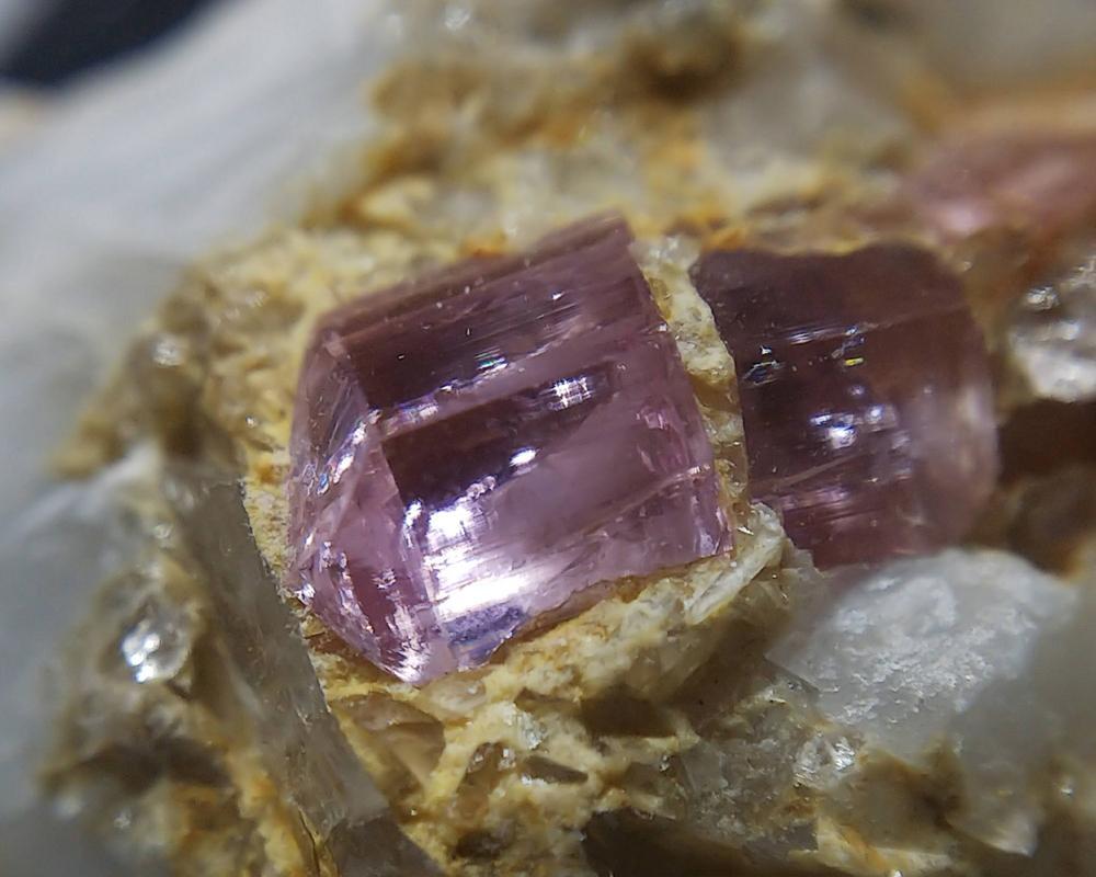 223 ピンクトパーズ トパーズ カトラン 結晶 母岩付 原石