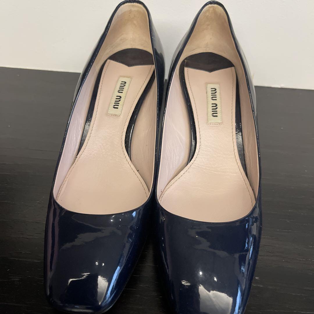 MIUMIUネイビー ポインテッドトゥパンプス - メルカリ
