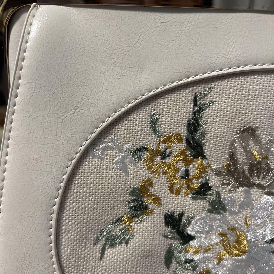 【新品未使用　タグ付き】アンアナザーアンジェラス　花柄刺繍 がま口ハンドバッグ
