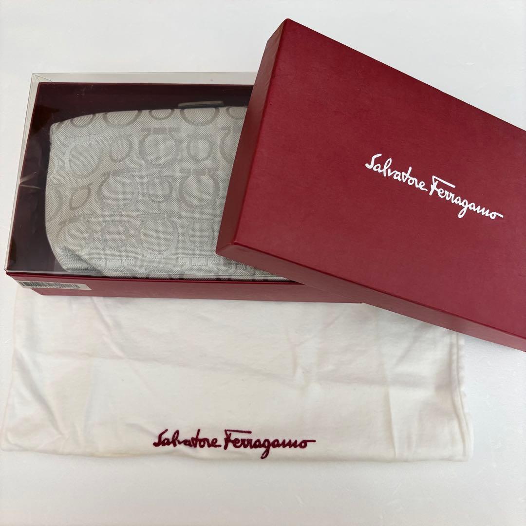 【フェラガモ】 アクセサリーポーチ ミニバッグ ハンドバッグ ガンチーニ 【フェラガモ】 アクセサリーポーチ ミニバッグ ハンドバッグ ガンチーニ