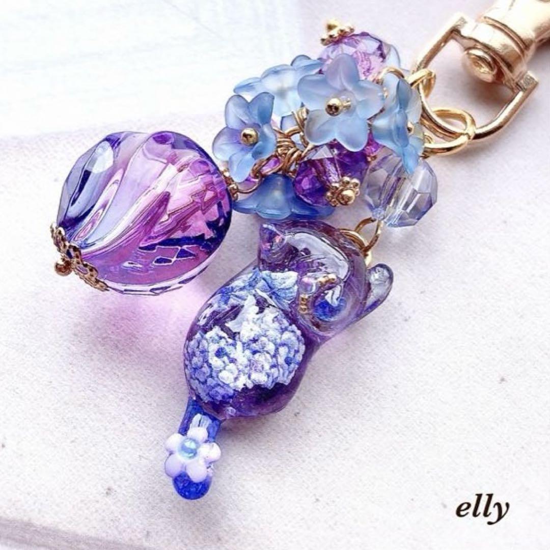 1352.天然石 琉球ガラス 紫陽花 じゃれ猫 レジン キーホルダー