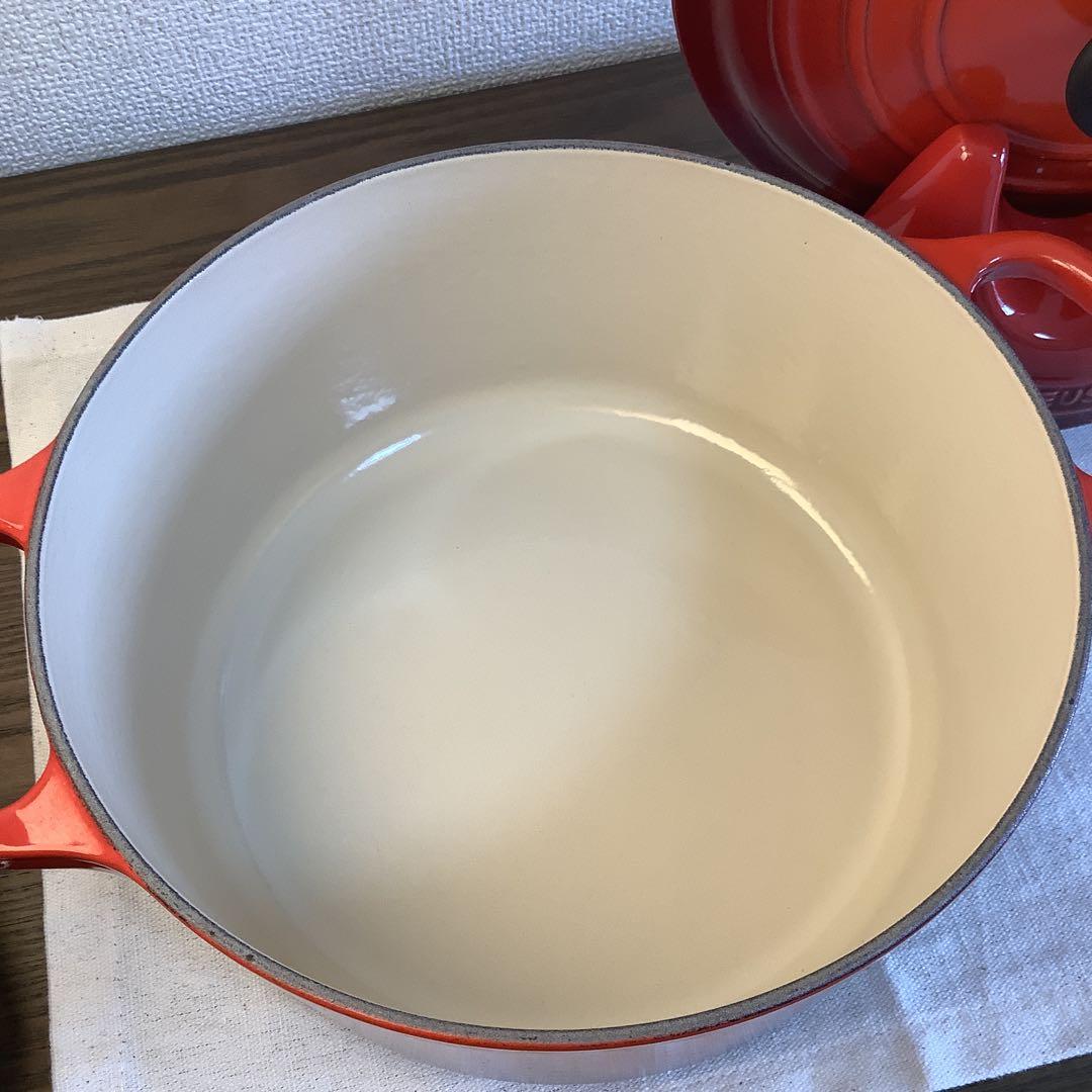 【美品】ルクルーゼ　ココットロンド22cm 蓋スタンド付き