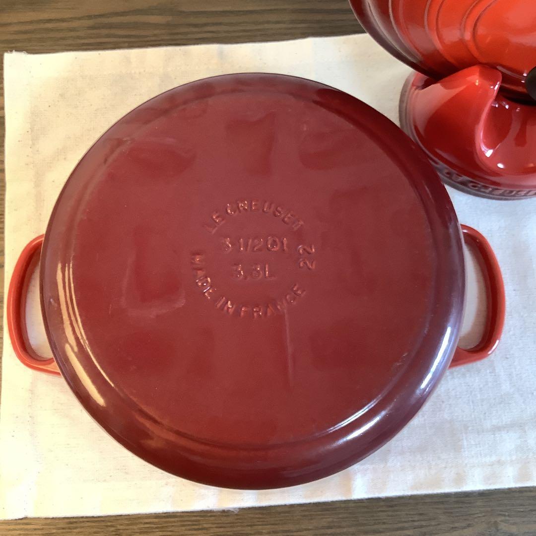 【美品】ルクルーゼ　ココットロンド22cm 蓋スタンド付き