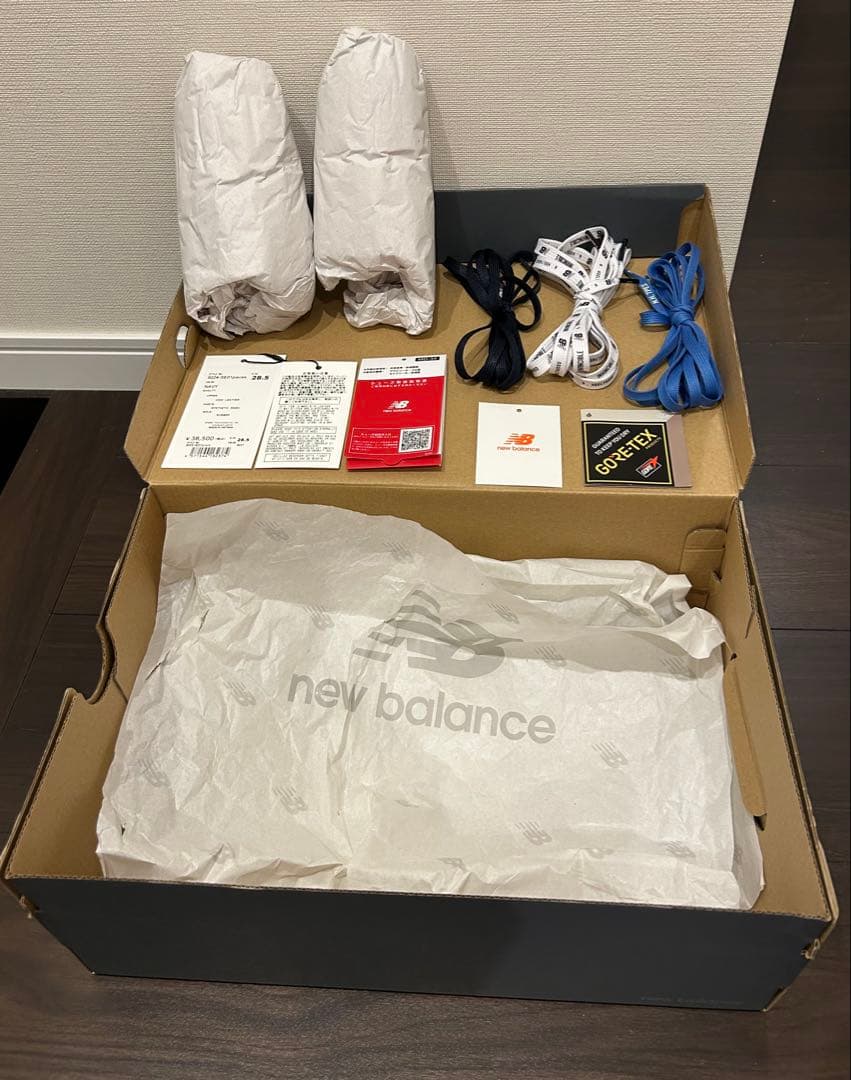 N.HOLLYWOOD INVINCIBLE New Balance 2002R