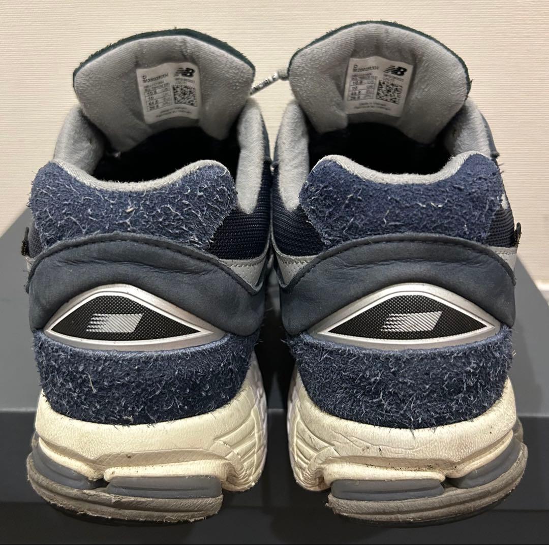 N.HOLLYWOOD INVINCIBLE New Balance 2002R