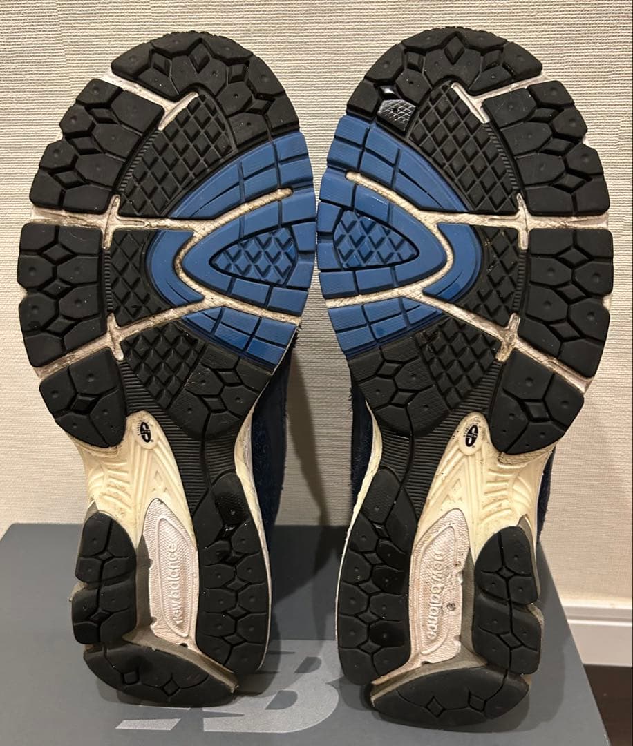 N.HOLLYWOOD INVINCIBLE New Balance 2002R