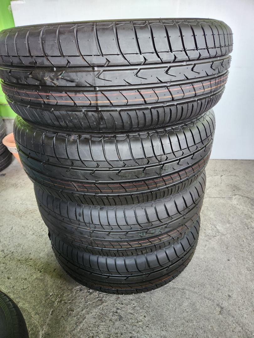 送料込☆2020年製 TOYOトーヨータイヤ 215/65R16 日本製☆4本