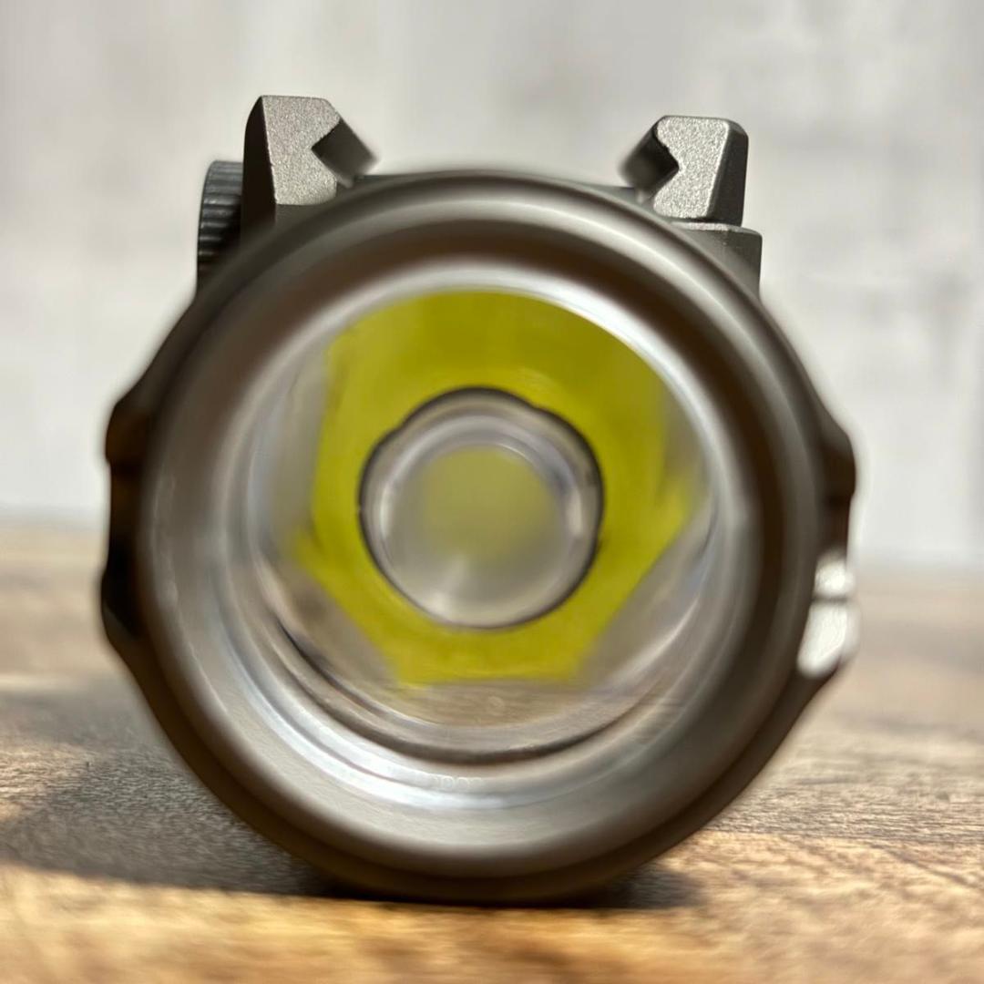 SUREFIRE XH35タイプ DE ストロボ機能付き 800ルーメン