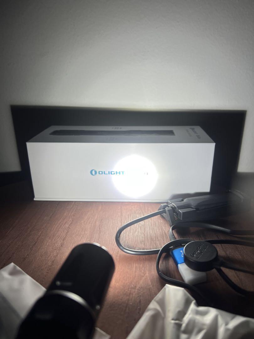 Olight Odin 2000ルーメン タクティカルライト M-LOKマウント