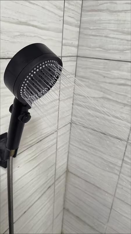 黒いシャワーヘッド 水流調整機能付き