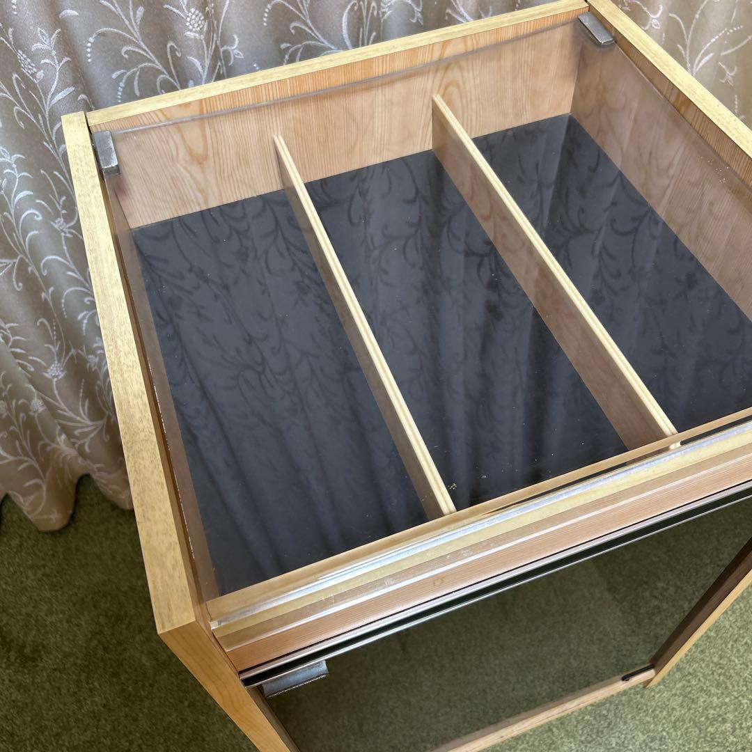 木製キャビネット 仕切り付き