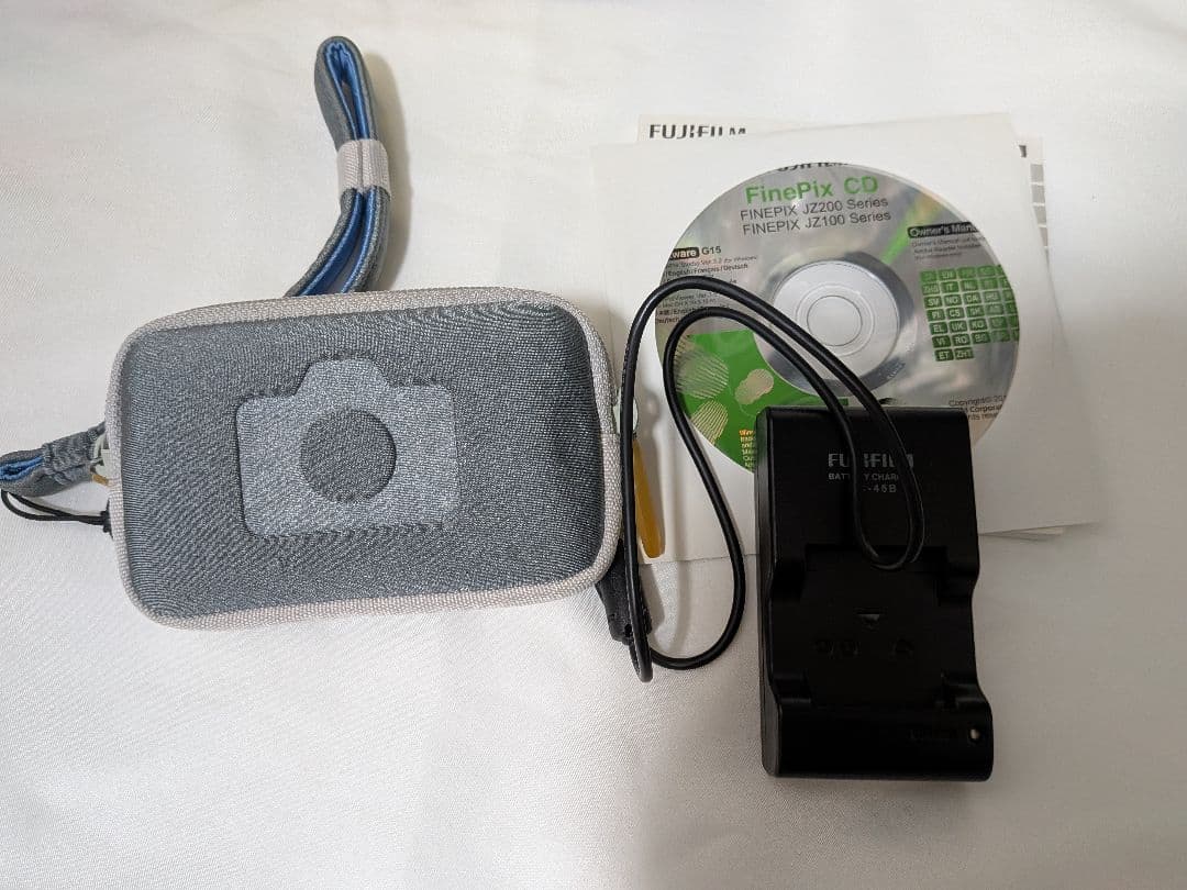 FinePix JZ250 カメラ　FUJIFILM　コンパクトカメラ　シルバー