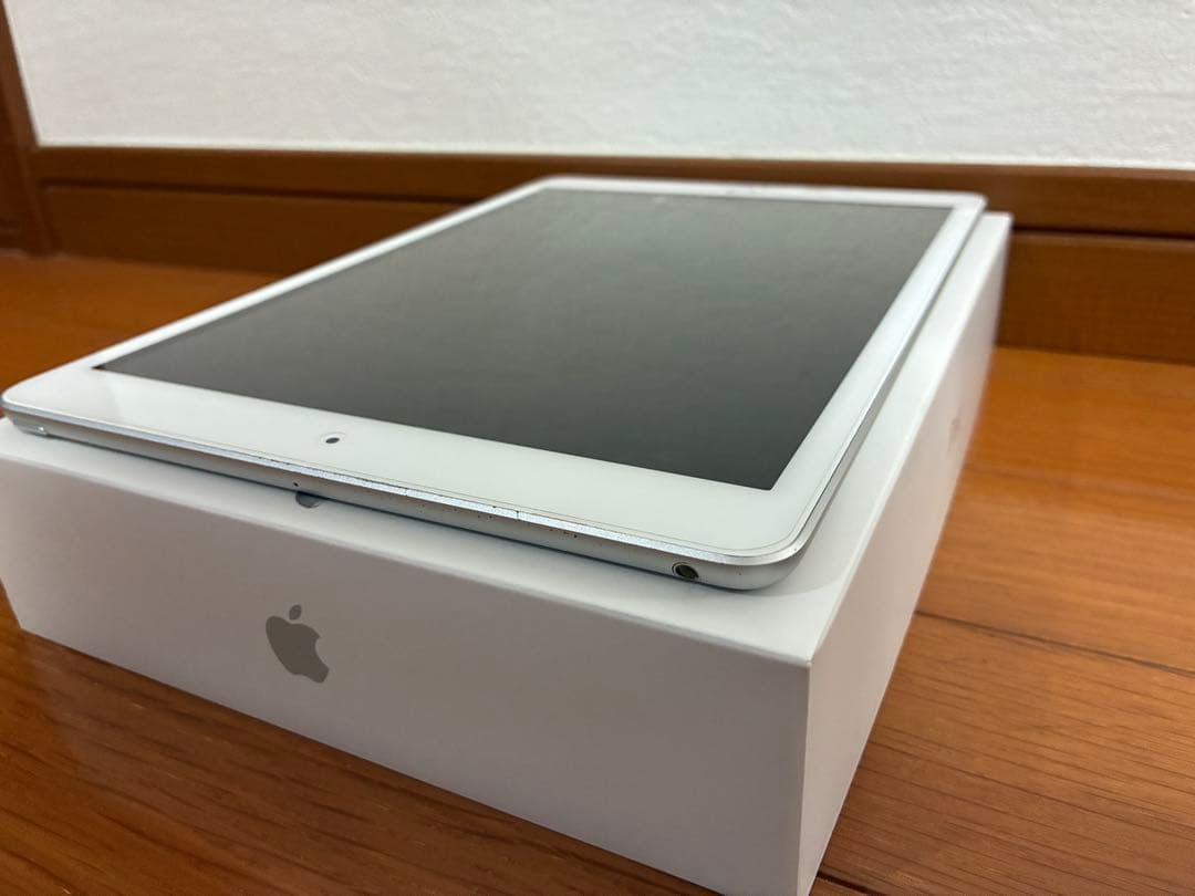 美品 Apple iPad シルバー 第7世代 Wi-Fi 32GB おまけ付き 美品 Apple iPad シルバー 第7世代 Wi-Fi 32GB おまけ付き
