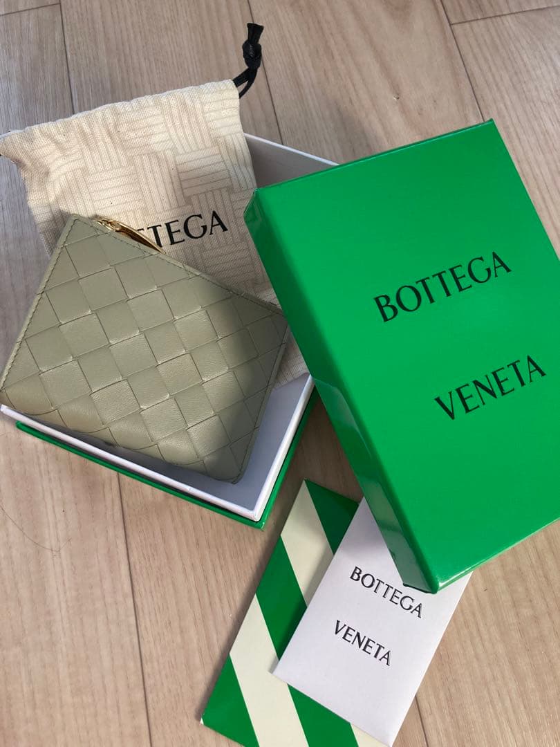 【新品未使用！】BOTTEGA VENETA 二つ折り財布 グリーン