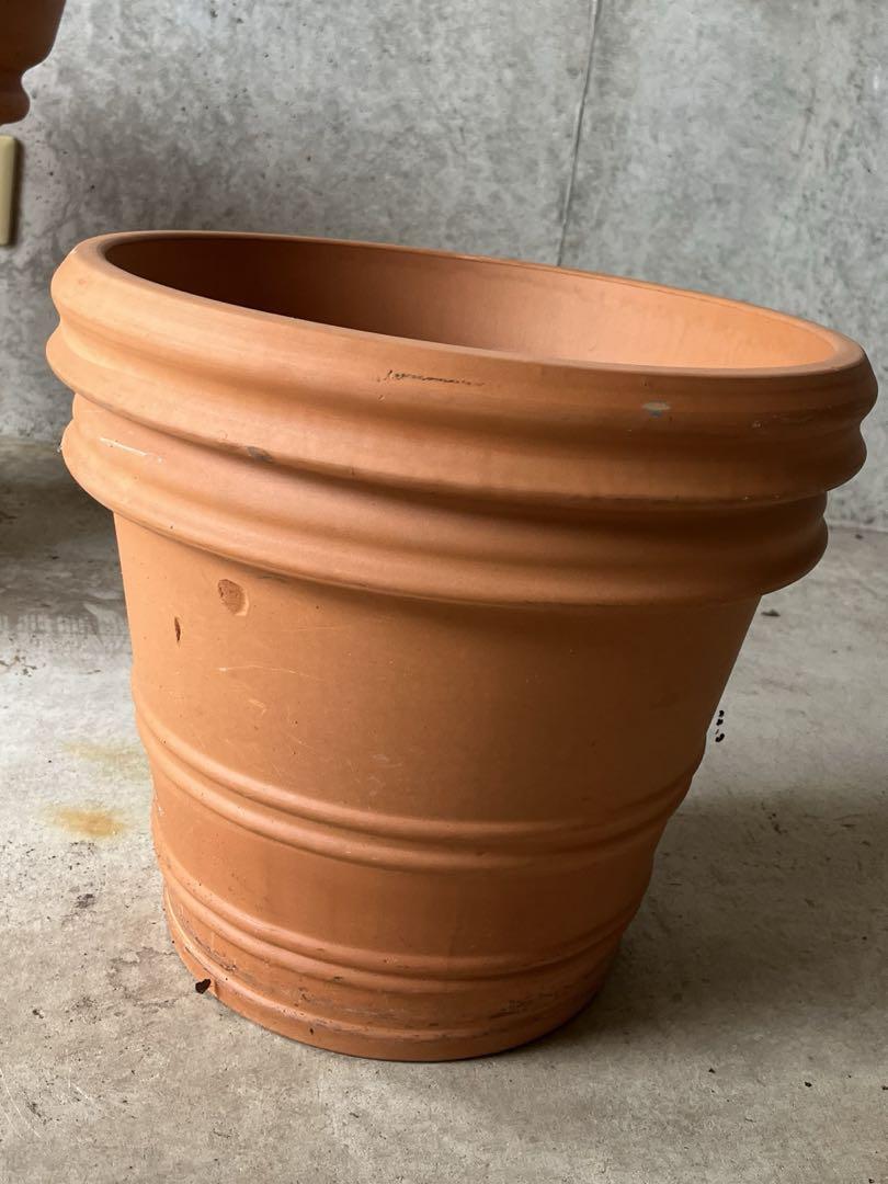 中くらいな植木鉢　テラコッタ