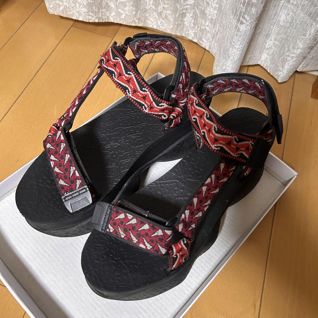 厚底サンダル 赤黒ストラップ