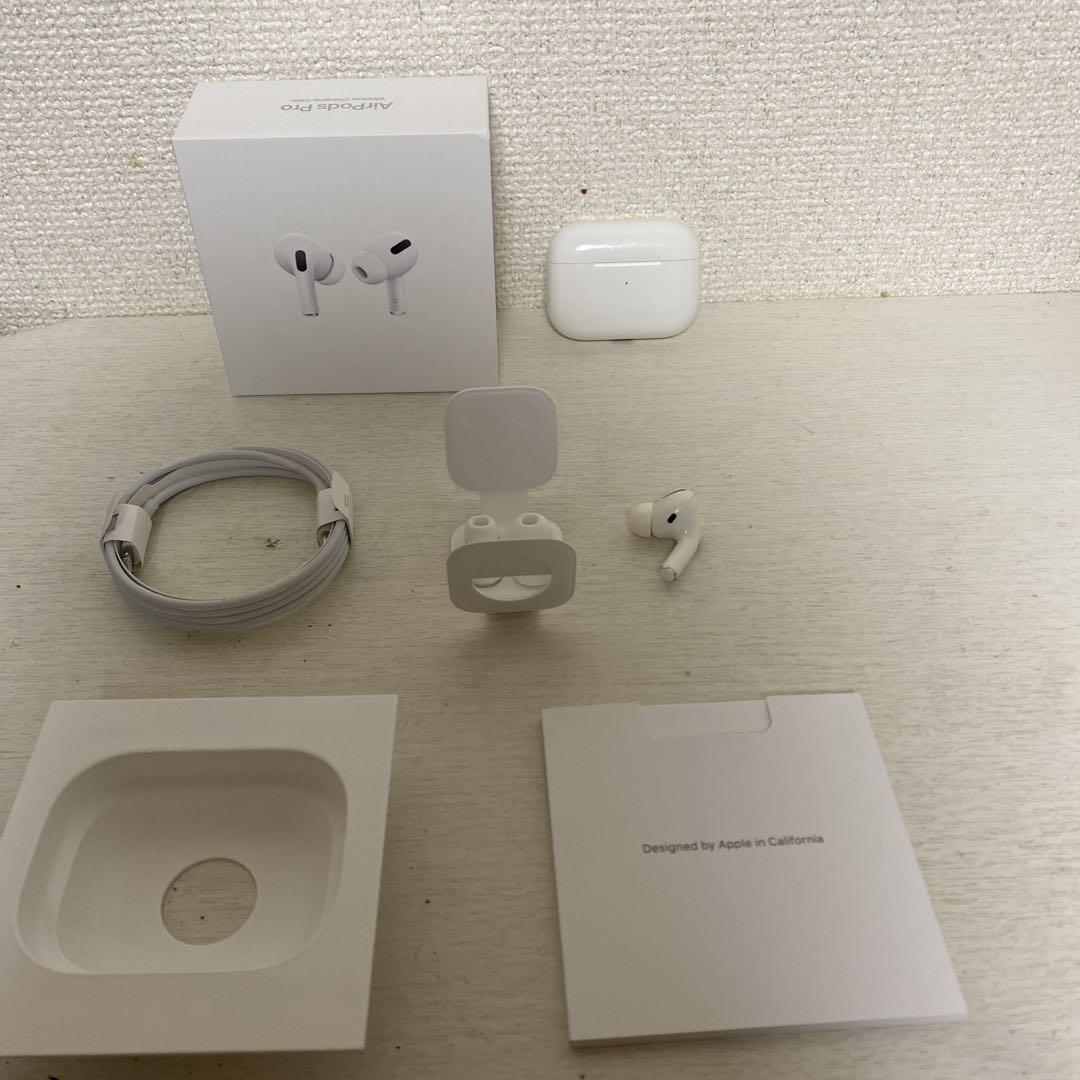 Apple AirPods pro 本体と右耳