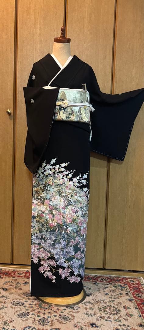 未使用しつけ糸付き 極美品 蘇刺繍の黒留袖 5点セット 袋帯以外はすべて新品 未使用しつけ糸付き 極美品 蘇刺繍の黒留袖 5点セット 袋帯以外はすべて新品