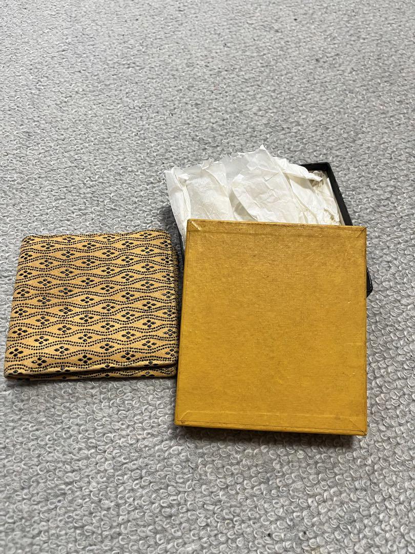 黄色のレザー二つ折りの財布