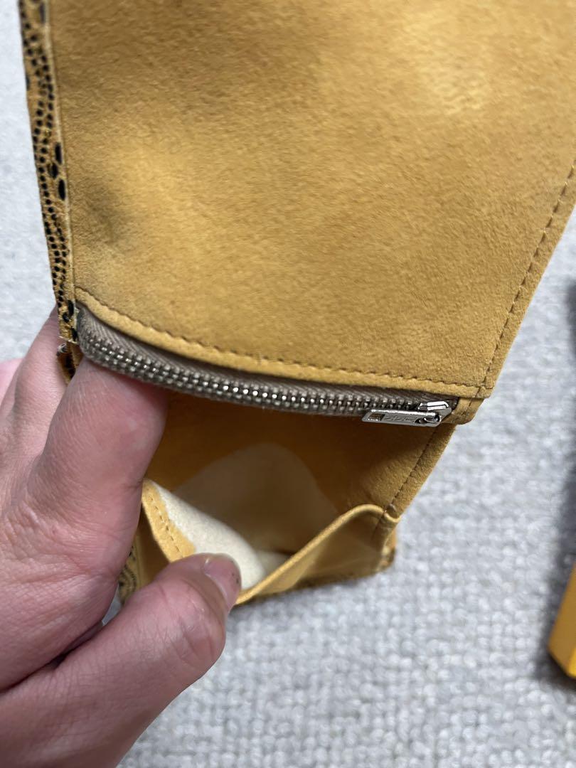 黄色のレザー二つ折りの財布
