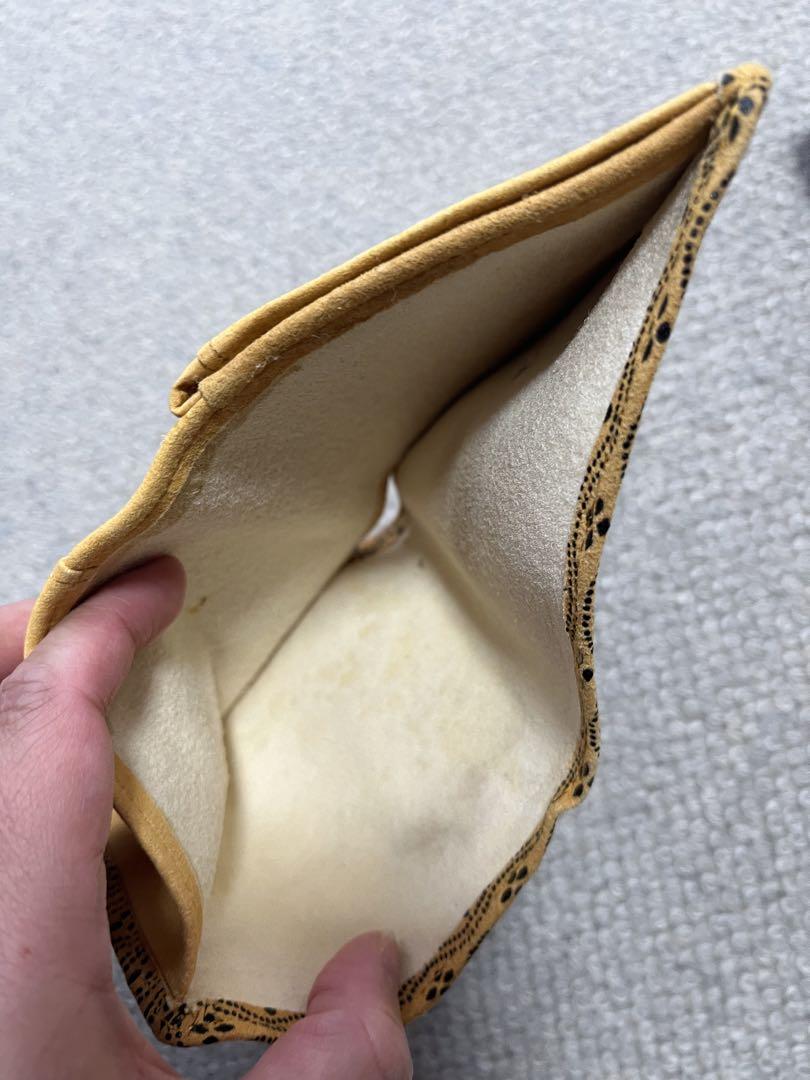黄色のレザー二つ折りの財布