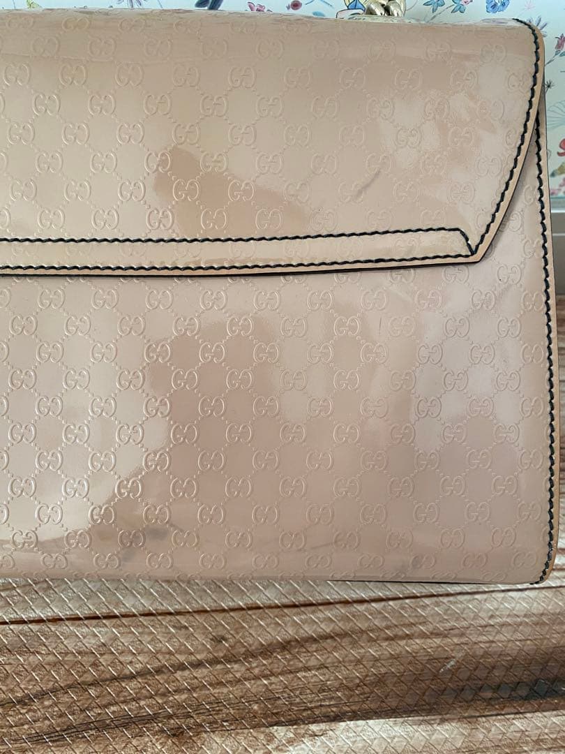 GUCCIエミリー ホースビット エナメル ショルダーバッグ ピンクベージュ GUCCIエミリー ホースビット エナメル ショルダーバッグ ピンクベージュ