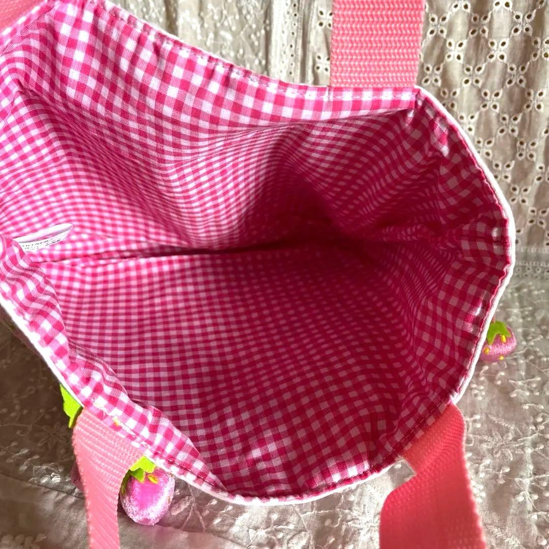 レア‼️キティ ワッフル生地いちごチャーム付 ストロベリー刺繍