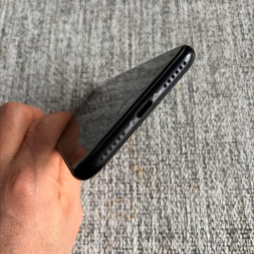 iPhone SE ブラック 64GB 本体、ケーブル、純正箱付き iPhone SE ブラック 64GB 本体、ケーブル、純正箱付き