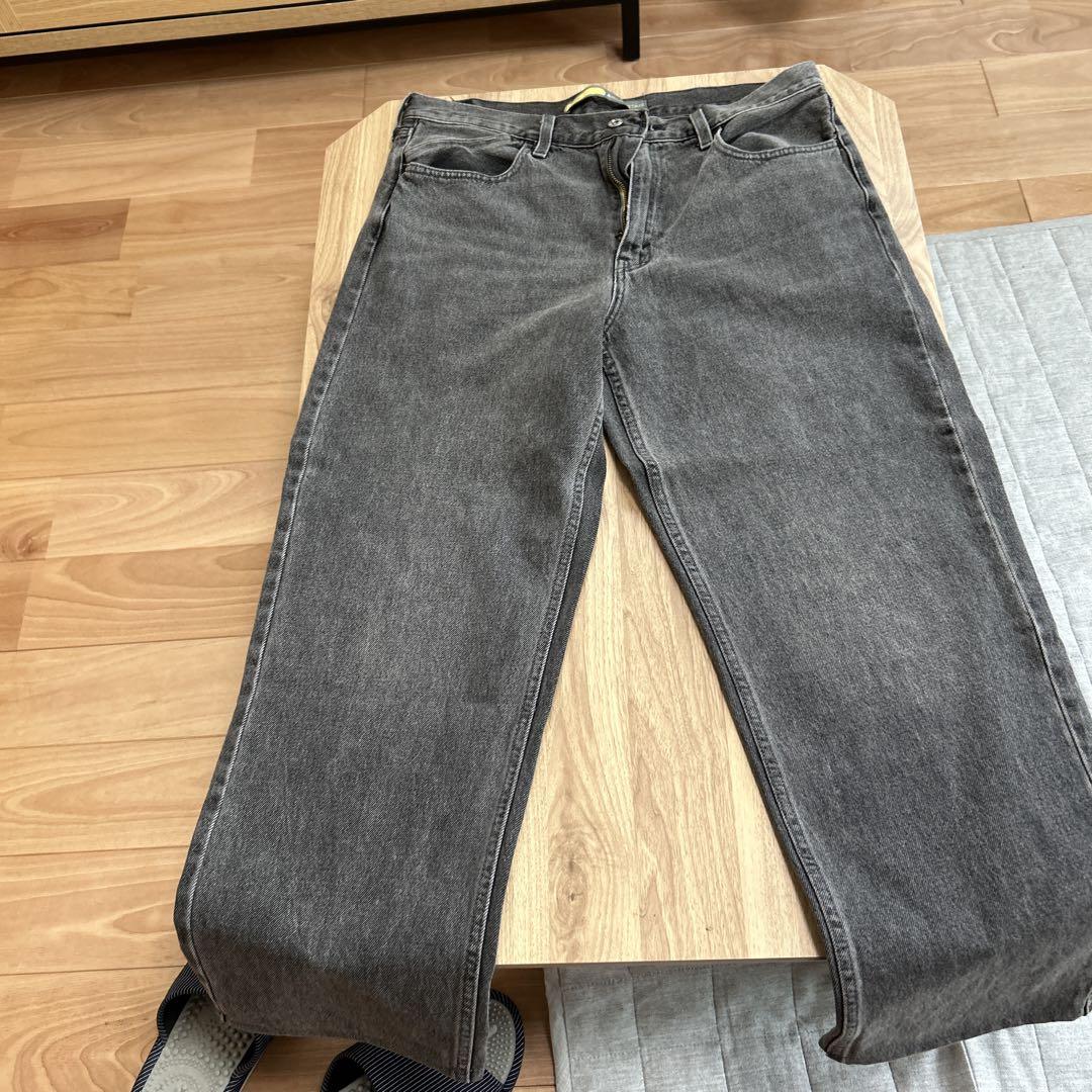 グレー ストレートデニムパンツ