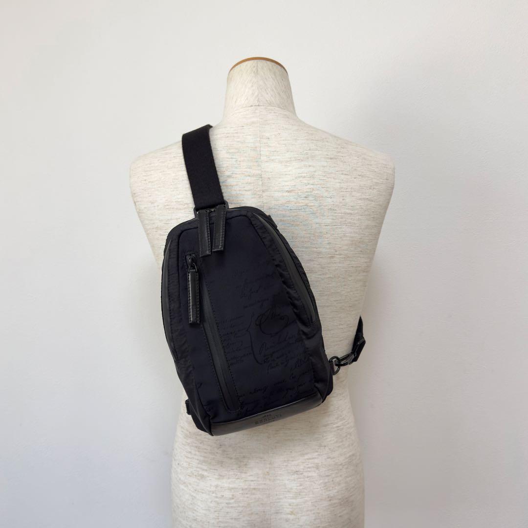 ベルルッティ カリグラフィースクリットナイロンレザーボディバッグBerluti