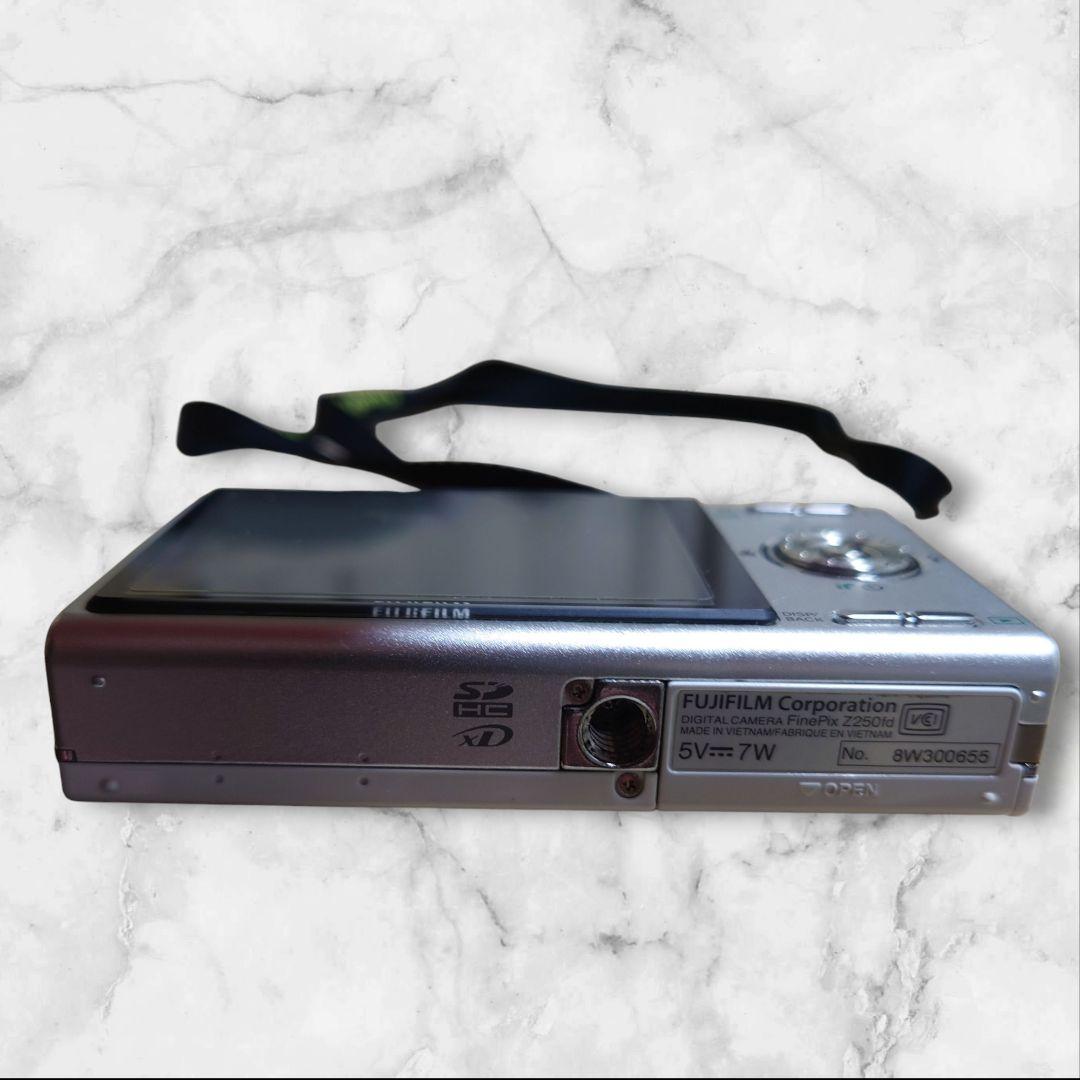 【美品】FINEPIX Z250FD デジカメ　白
