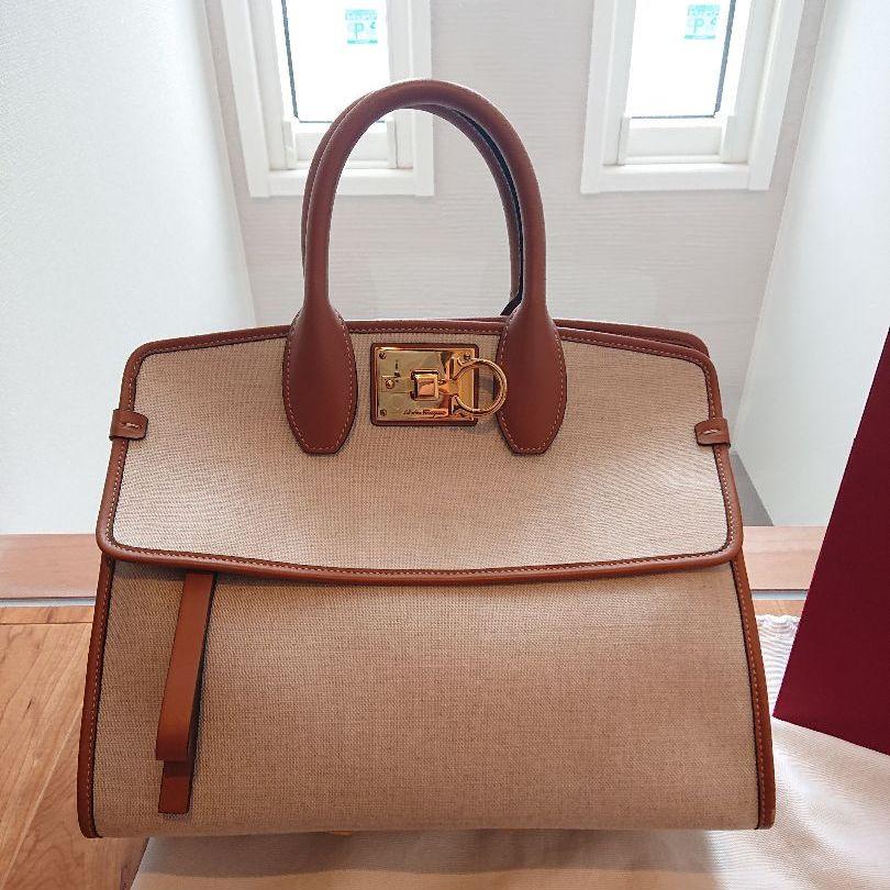 FERRAGAMO STUDIO BAG (small) キャンバス × レザー - メルカリ FERRAGAMO STUDIO BAG (small) キャンバス × レザー - メルカリ