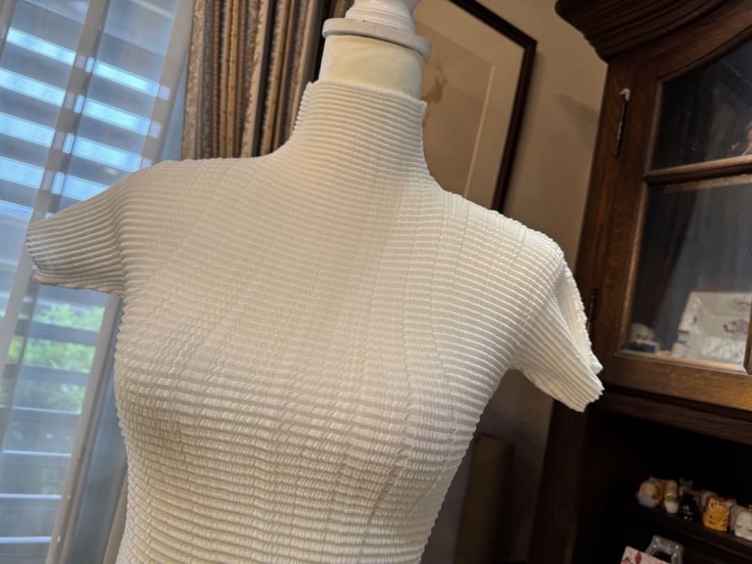 ❤️ISSEY MIYAKE/❤️イッセイミヤケ ❤️トップス❤️ホワイト