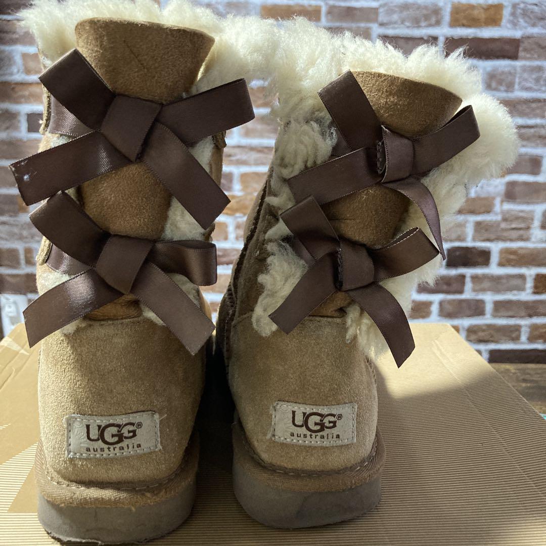 UGG リボン付きブラウンムートンブーツ