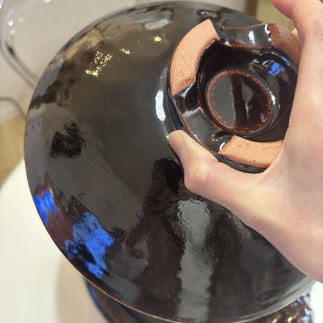黒い陶器の土鍋