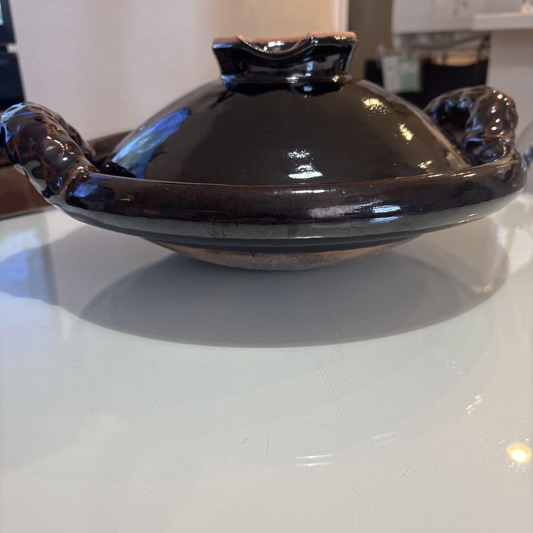 黒い陶器の土鍋