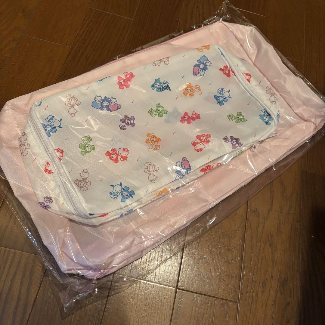 TWICE サンリオ　トラベルポーチ　新品未開封　匿名配送